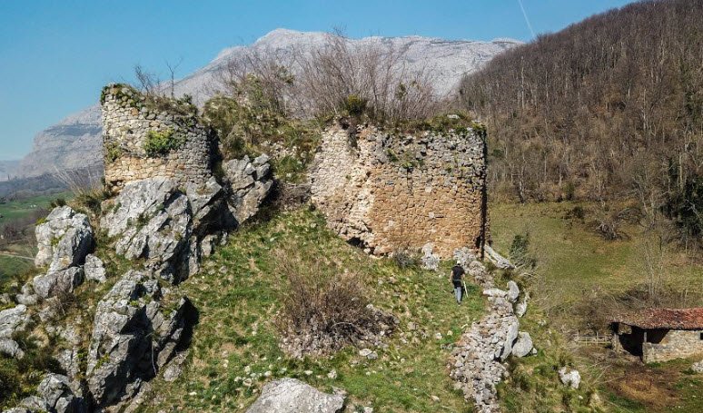 Castillo de Alesga, Spain